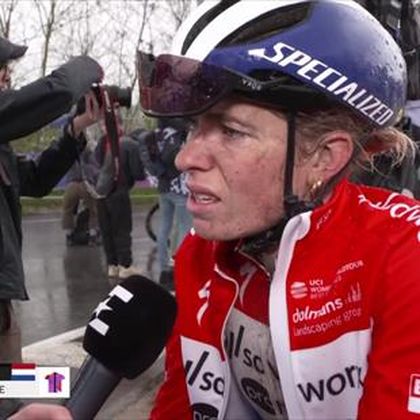 Ronde van Vlaanderen | “Niewiadoma maakte rare move” – Vollering en Kopecky te voet op Koppenberg