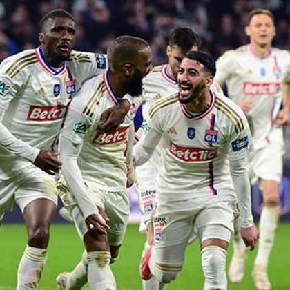Olympique de Lyon-Valenciennes: Lacazette es el guía a la final (3-0)
