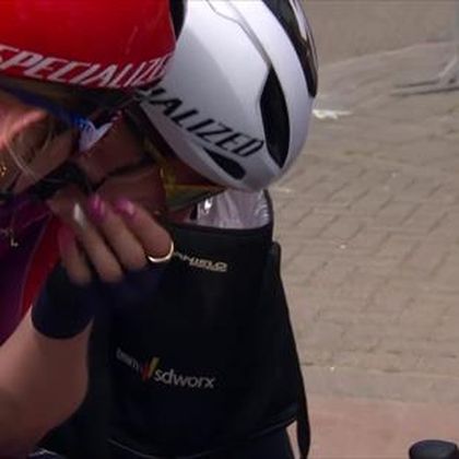 Amstel Gold Race | Lorena Wiebes in tranen na weggeven zege - Vos profiteerde na te vroeg juichen