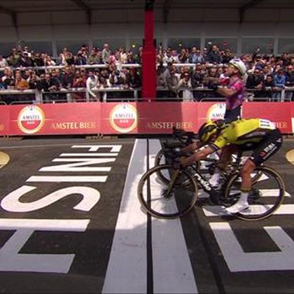 Amstel Gold Race | Bekijk samenvatting van atypische editie - Vos profiteert van blunder Wiebes