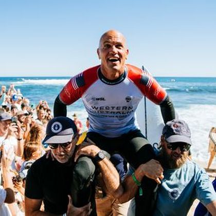 Kelly Slater dice basta: si ritira a 52 anni la leggenda del surf