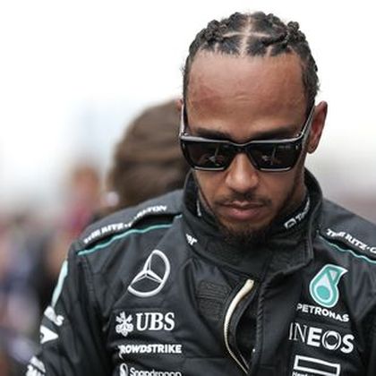 La Mercedes W15 devenue une "chose" : Hamilton est déjà à bout