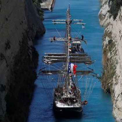 Flacăra olimpică a trecut prin strâmtoarea Messina, escortată de Garda de Coastă italiană