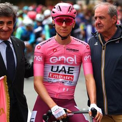 La primera imagen de Pogacar entero de rosa en Novara, donde también Merckx estrenó la 'maglia'