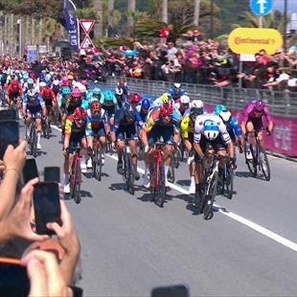 Jonathan Milan s-a impus la sprint în etapa a 4-a din Giro, după un final de cursă absolut pasionant