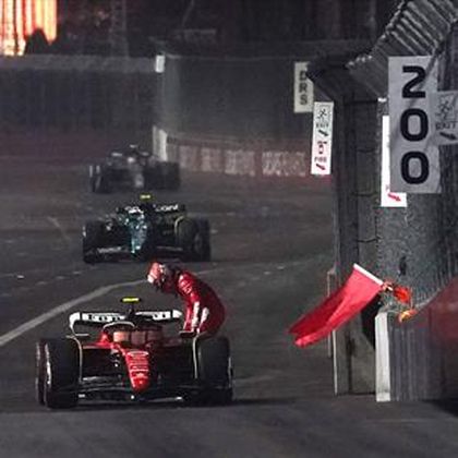 F1 | GP Las Vegas beleeft valse start - losse putdeksel sloopt Ferrari van Sainz, fans weggestuurd