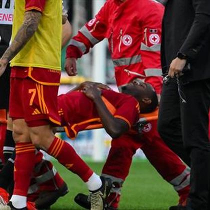 Sokkoló jelenetek, félbeszakadt meccs, de a Roma játékosa szerencsére nem volt életveszélyben