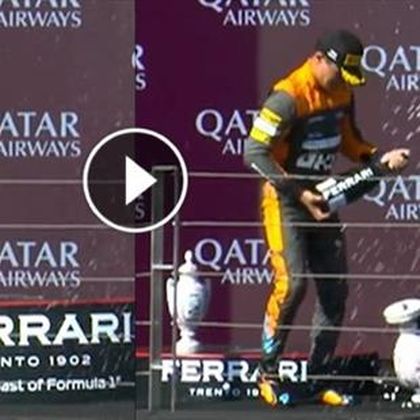 Norris stappa la bottiglia sul podio e rompe il trofeo di Verstappen
