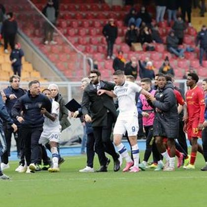 Destitución fulminante al entrenador del Lecce por agredir con un cabezazo a un rival