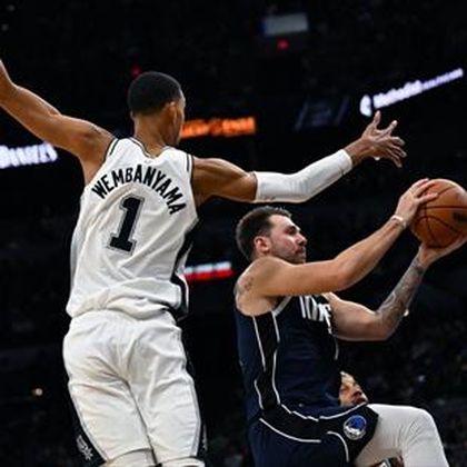 Photo Les joueurs NBA presentent le maillot avec manches de Noel Eurosport