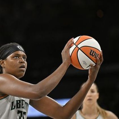 Jones acumula 34 puntos, el máximo de su carrera, mientras Liberty supera a Aces