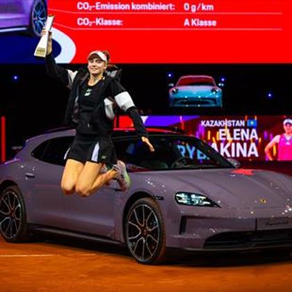 Stuttgart | Elena Rybakina wint naast toernooi ook Porsche - “Ik heb geen rijbewijs"