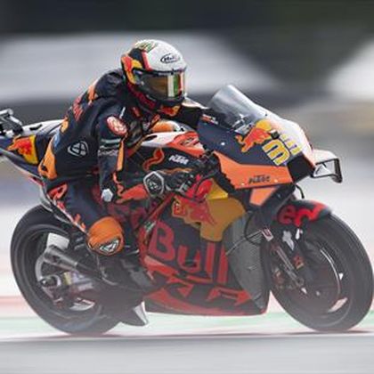 MotoGP | Binder gokt en wint GP van Oostenrijk op slicks in regenachtige slotfase