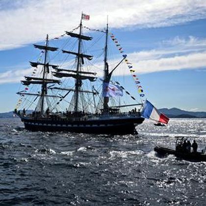 Olympisches Feuer kommt per Segelschiff in Marseille an