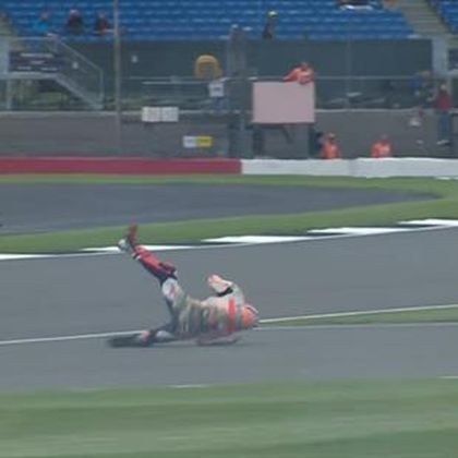 GP Groot-Brittannië | Zware crash Marc Marquez in FP1