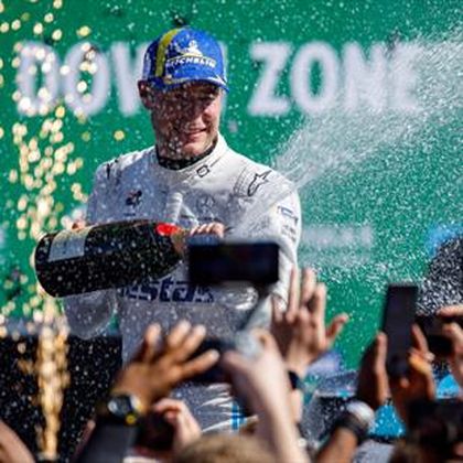 Formule E | Regerend wereldkampioen De Vries pakt overwinning in tweede race e-Prix Berlijn