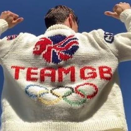 La insólita imagen del campeón olímpico Tom Daley: teje un jersey y enseña el resultado