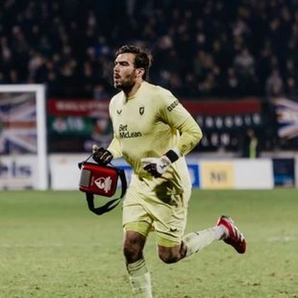 Segített megmenteni az egyik szurkoló életét, hős lett a magyar kapus 