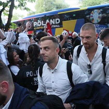 Polacy dotarli do hotelu. Przywitały ich tłumy