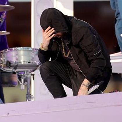 El gesto antirracista de Eminem a lo Kaepernick destacó en el show de rap de Dr. Dre y Snoop Dogg