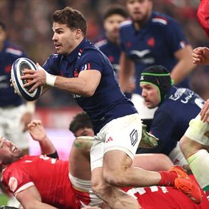 Torna Dupont e si sente! La Francia demolisce il Galles: 43-0 a Parigi