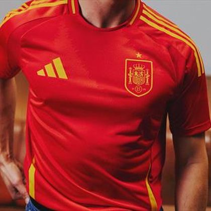 España presenta su camiseta para la Eurocopa con un llamativo símbolo nacional: Un clavel