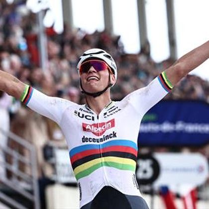Elképesztő dominancia: Világbajnoki trikóban jött össze a Flandria-Roubaix-dupla Van der Poelnak