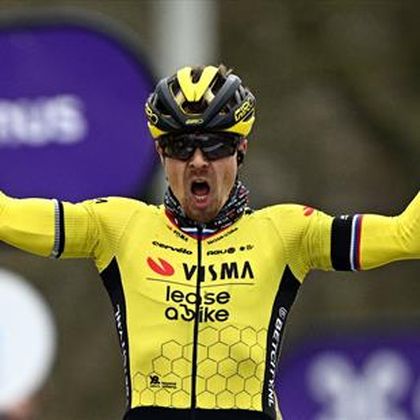 Omloop Het Nieuwsblad | Tratnik verslaat Politt in sprint en wint voor Visma-LAB knotsgekke editie