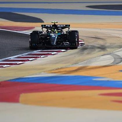 Hamilton húzta be a második bahreini szabadedzést, Verstappen ismét hatodik