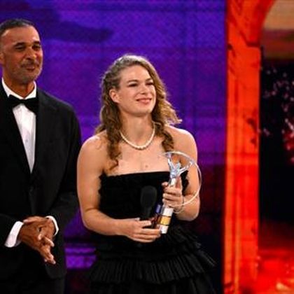 Tennis | Rolstoeltennisster Diede de Groot wint Laureus Award en krijgt lofzang van Novak Djokovic