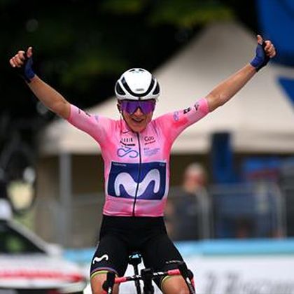 Giro Donne | Van Vleuten boekt in roze trui tweede dagzege, Niedermaier uit koers na harde val