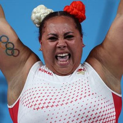 Campbell wins weightlifting gold with record-breaking display
