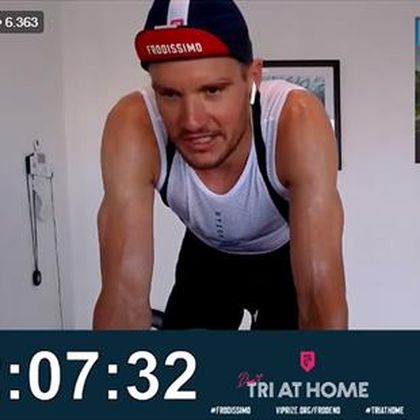 Un campion olimpic a strâns 200 de mii de euro pentru spitale! A făcut triatlon în curte și în casă