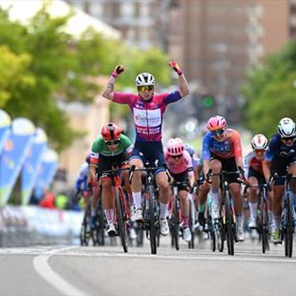 Ronde van Burgos | Lorena Wiebes wint na prachtige lead-out Demi Vollering en waanzinnige sprint