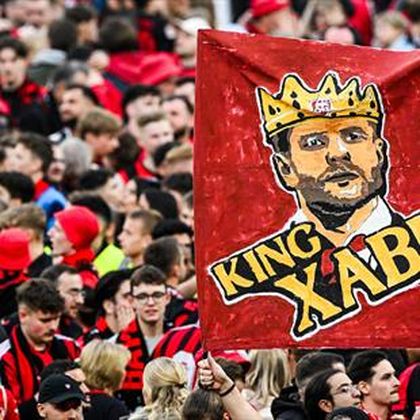 Goleada, fiesta total e invasión de campo en la coronación del Leverkusen de Xabi Alonso