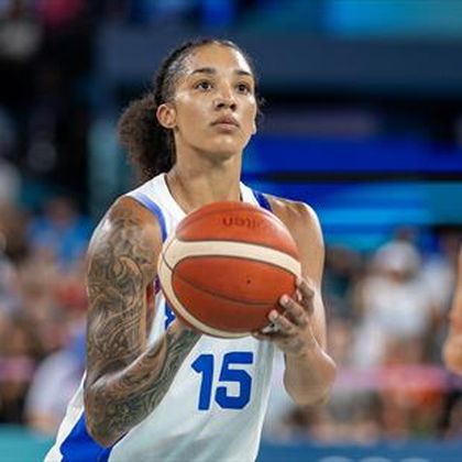 Photo Les joueurs NBA presentent le maillot avec manches de Noel Eurosport