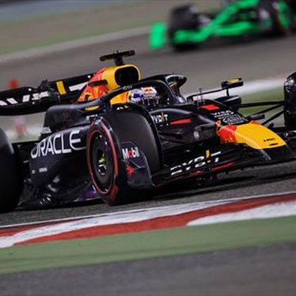 A Red Bull ledobta a homokzsákokat az időmérőre: Verstappené a pole Bahreinben