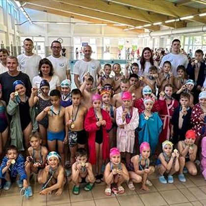 Egerszegi Krisztina és Darnyi Tamás közösen kampányol a gyerekek úszásoktatásáért