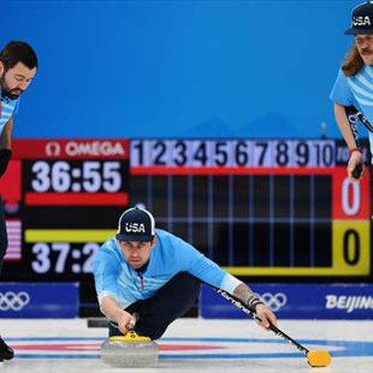 Az olimpia egyik legfurább figurája és a csapata legyőzte a házigazdákat curlingben