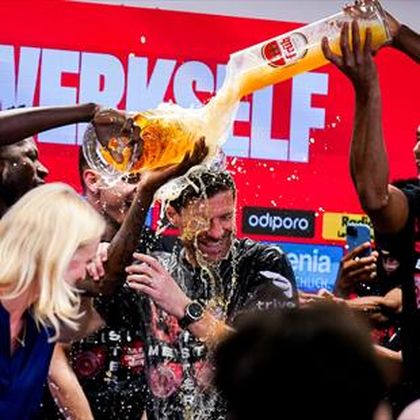 El momentazo que tanto esperaba Xabi Alonso como entrenador: Baño de cerveza festejando el título