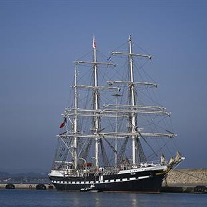 El barco galo que llevará la antorcha a Francia ya espera en El Pireo para zarpar rumbo Marsella