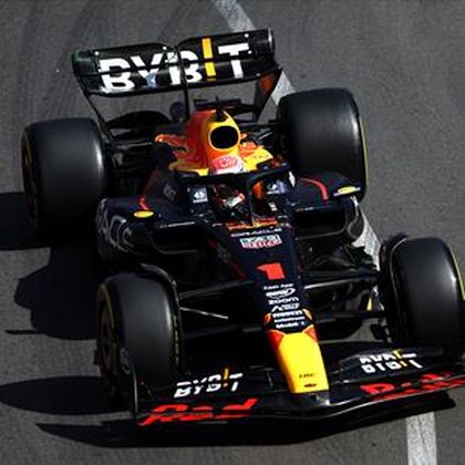 Verstappen a második monacói edzést már megnyerte, Sainz szalagkorlátnak ütközött