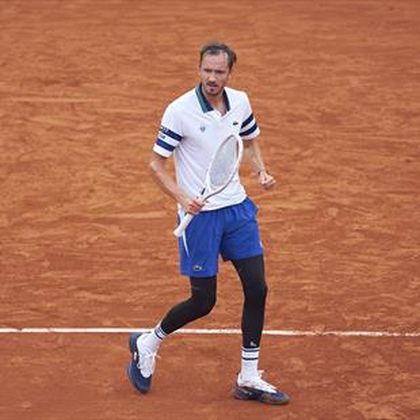‘An absolute thriller’ – Medvedev beats Machac in four sets in Paris to advance