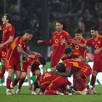 Roma in semifinale con l'uomo in meno: Mancini-Dybala stendono il Milan