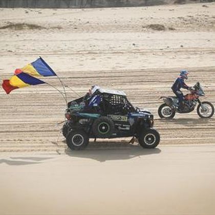 Poveste emoționantă la Dakar Rally. Un echipaj românesc a ajutat un motociclist francez