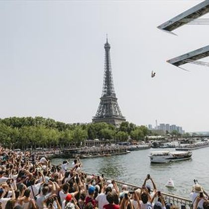 Images dingues : quand le Français Hunt saute de 27m face à la Tour Eiffel