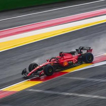 Carlos Sainz logra el mejor tiempo bajo la lluvia en los primeros libres en Spa; Alonso, 11º