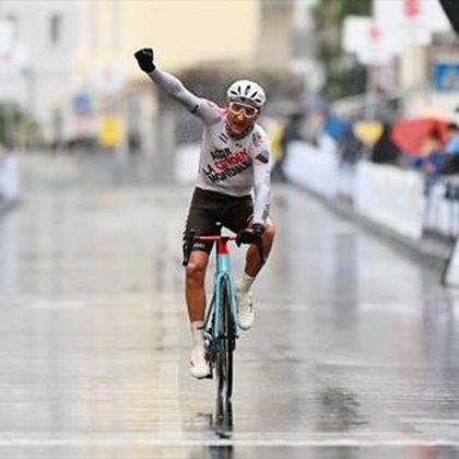 Trofeo Laigueglia: Nans Peters vence en solitario con una épica escapada bajo un terrible aguacero