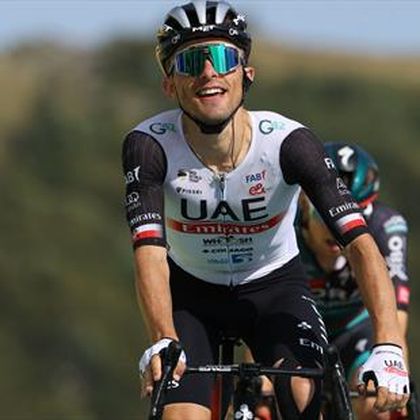 Rafał Majka na podium pierwszego etapu w Asturii