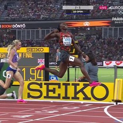 WK atletiek | Mary Moraa wint de 800 meter en springt over de finish van vreugde